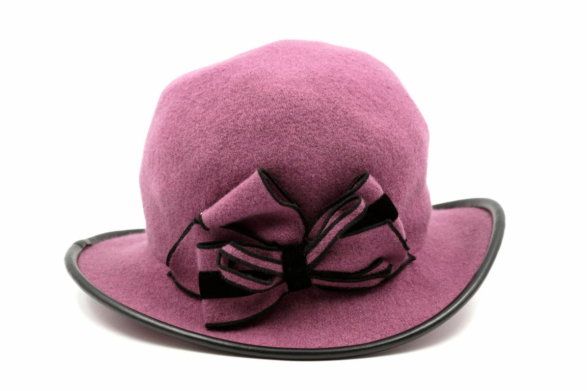 CAPPELLO CON FALDA E PROFILO FINTA PELLE