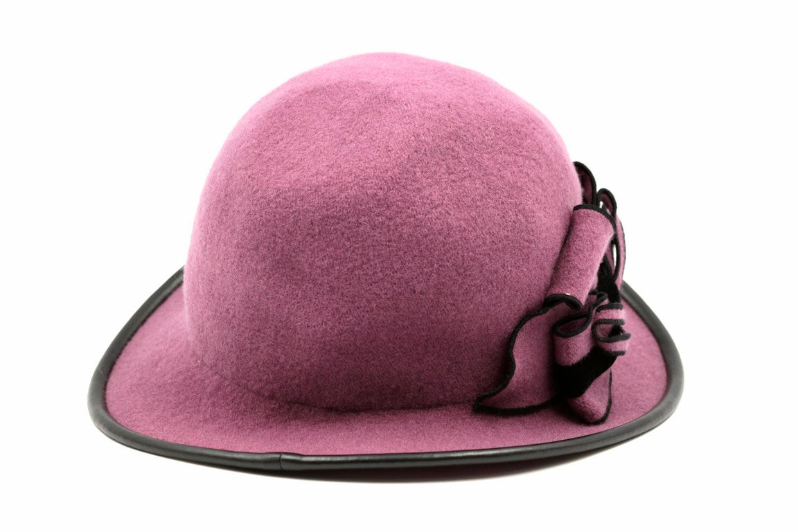 CAPPELLO CON FALDA E PROFILO FINTA PELLE