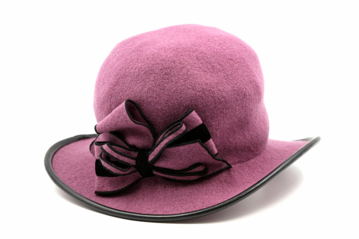 CAPPELLO CON FALDA E PROFILO FINTA PELLE
